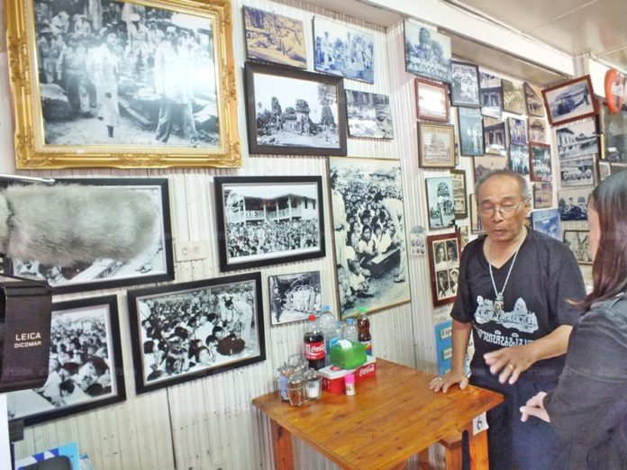 เจ้าของร้านถ่ายรูปอัดกรอบรูปในหลวง ร.๙ เมื่อครั้งเยือนพิมายกว่า ๒๐๐ ภาพ ติดโชว์ในร้าน (คลิป)