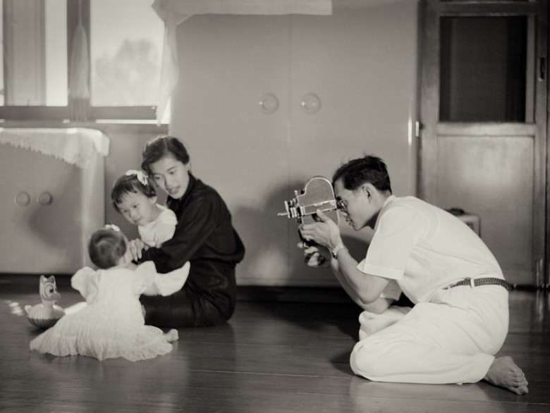 “ฉันเป็นกษัตริย์ก็จริง แต่ยังมีอาชีพเป็นช่างภาพ”