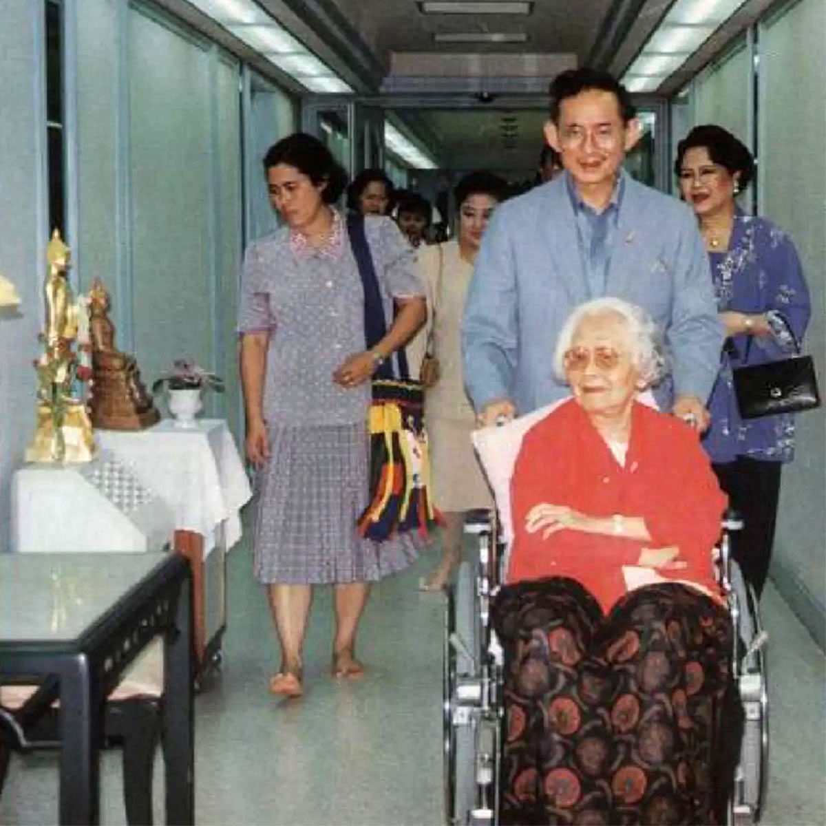 ในหลวงเข็นรถสมเด็จย่า-1-1200P-1