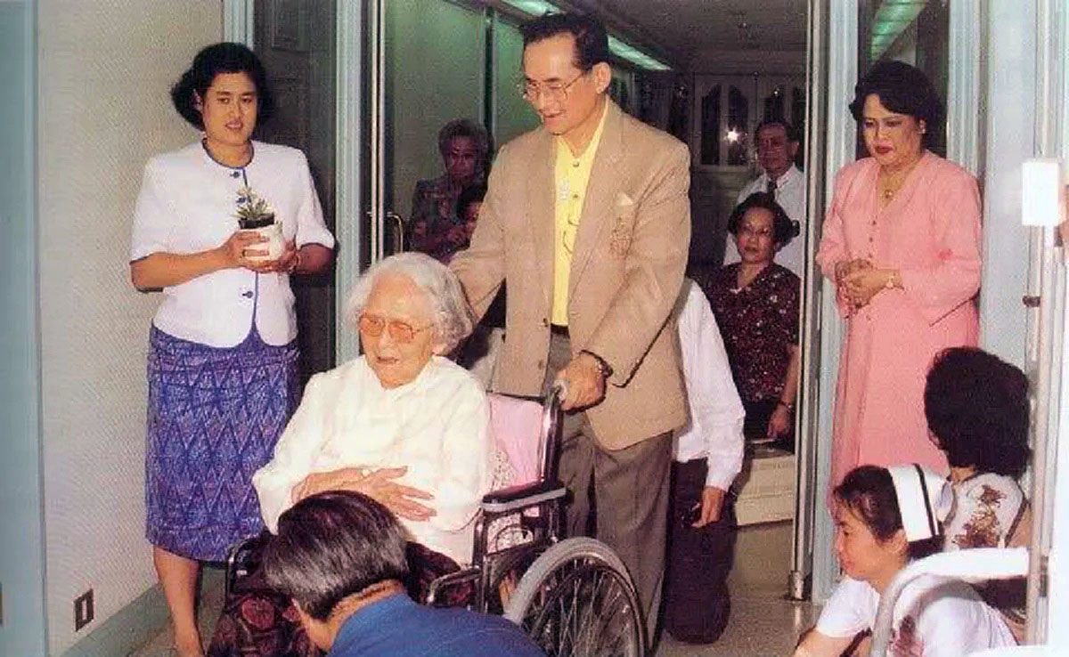 ในหลวงเข็นรถ-Auto-3