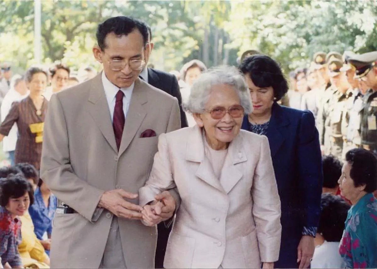 สมเด็จย่า-ในหลวง-1200P