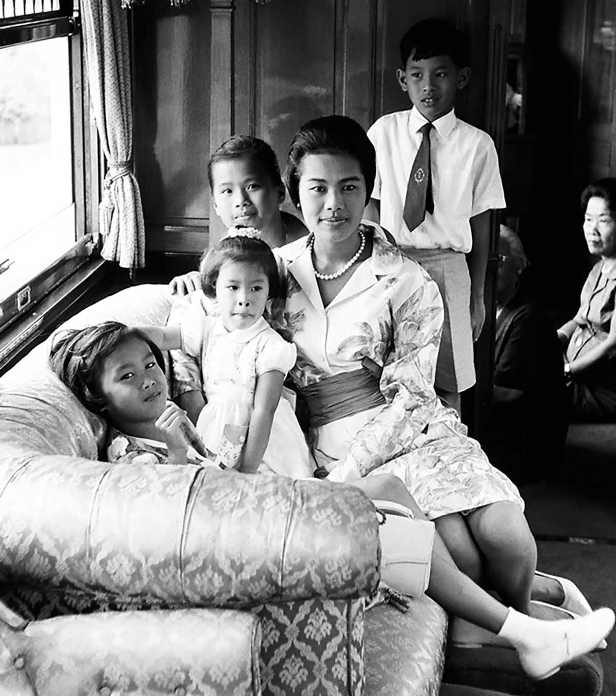 ภาพบนรถไฟพระที่นั่ง-001-1200P