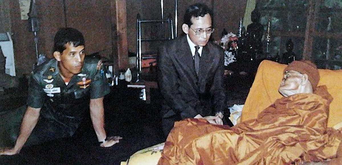 หลวงปู่แหวน-รัชกาลที่๙-03-Auto-1200P